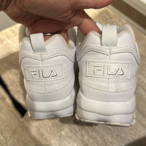Fila sneakers size 7 - Picture 2 of 5